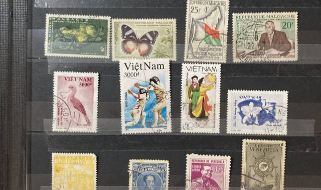 Collection timbres du MONDE - 28.04