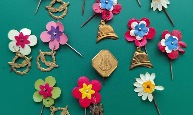 Collection insignes de fêtes des années 1950