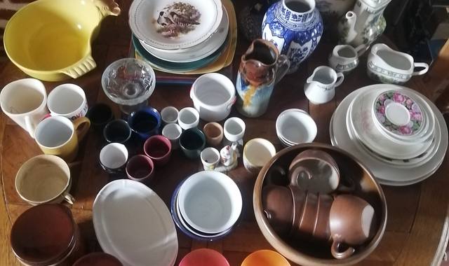 Divers vaisselles, verres, carafes, vases etc