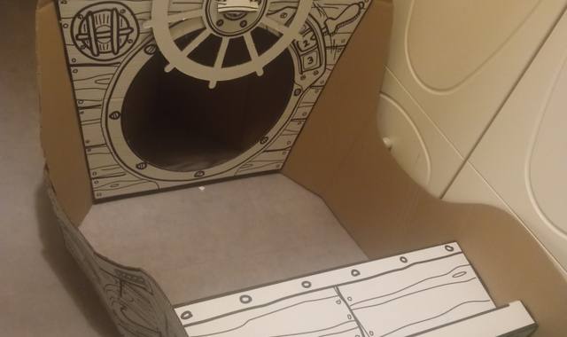 Divers grand bateau en carton à colorier