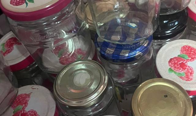 Divers 25-30 pots en verre avec capot / pots de confiture