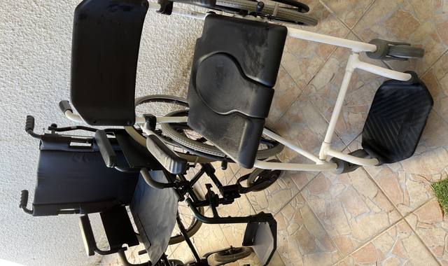 Divers fauteuil roulant de douche