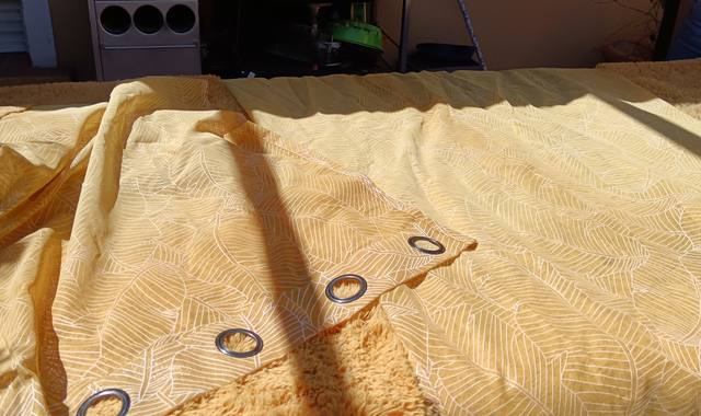 Divers tapis et rideaux assortis jaune