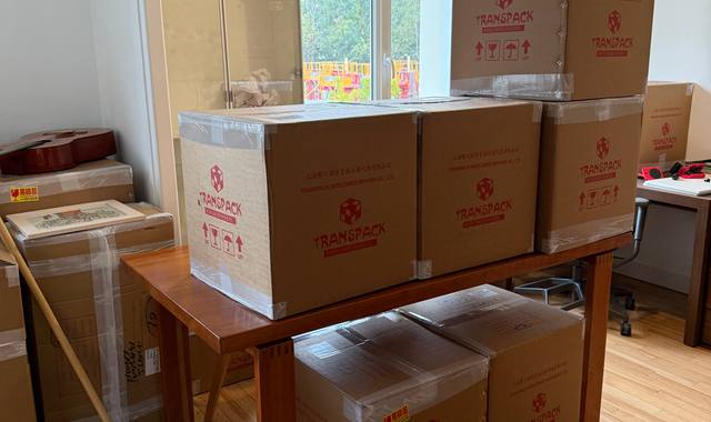 Divers cartons d’emballage et papiers de calage