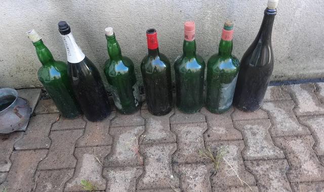Divers grandes bouteilles