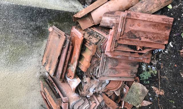 Divers tuiles en terre cuite anciennes et récentes