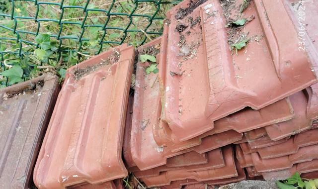 Divers tuiles en bon etat