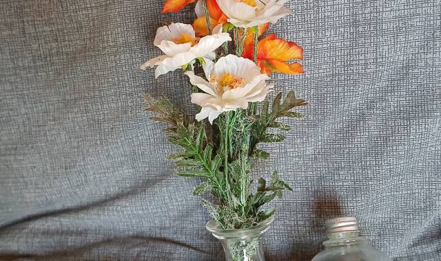 Divers vase avec fleurs artificielles.