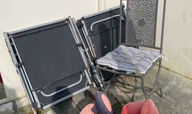 Divers 2 transats gris ,une chaise en fer forgé et une voiture bascule enfant