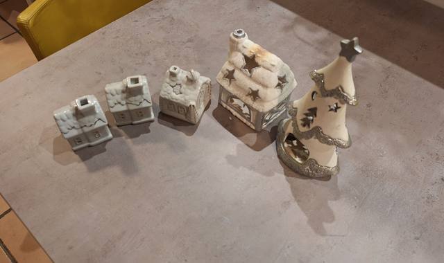 Divers petites maisons en ceramique