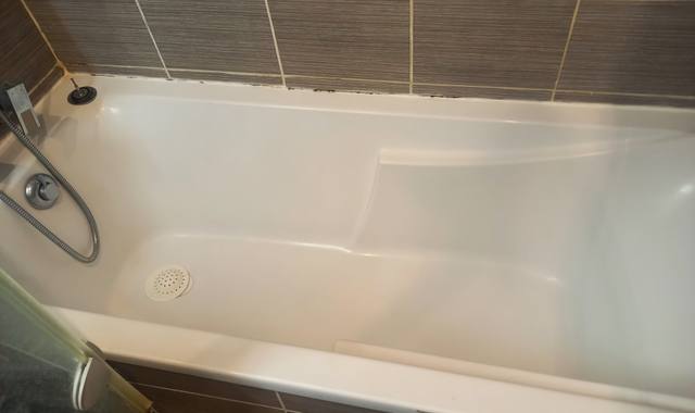 Divers baignoire avec colonne de douche