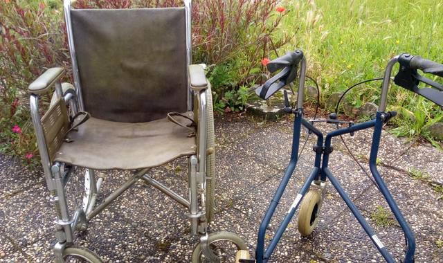 Divers fauteuil roulant et déambulateur