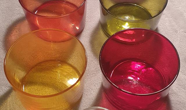 Divers lot de verres colorés pour bougies