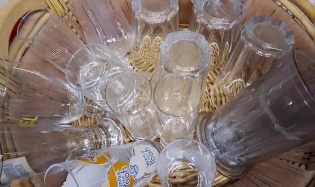 Divers différents verres de table