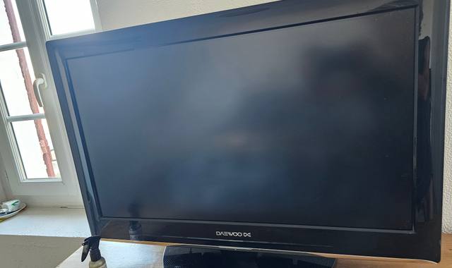 Divers TV, vaisselles, linges de maison, parures couette