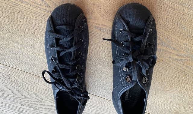 Divers chaussures à usage thérapeutique,