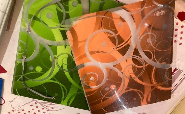 Divers nombreux classeurs, chemises carton ou plastique, pochettes transparentes