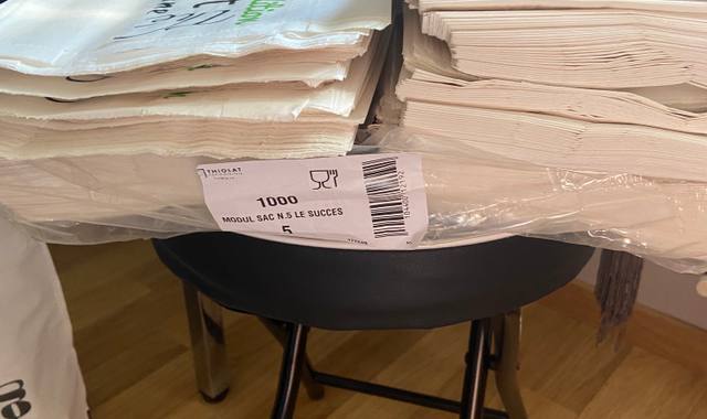 Divers environ 800 sacs alimentaires en papier