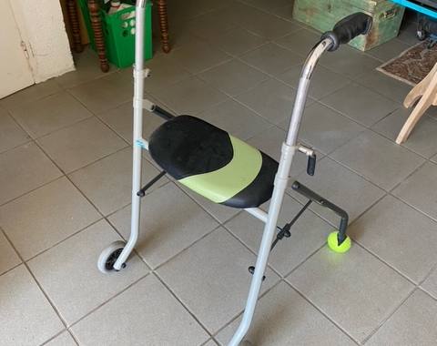 Divers déambulateur INVACARE bon état