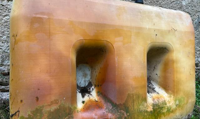 Divers d’une cuve à fuel vide contenance 2000 litres