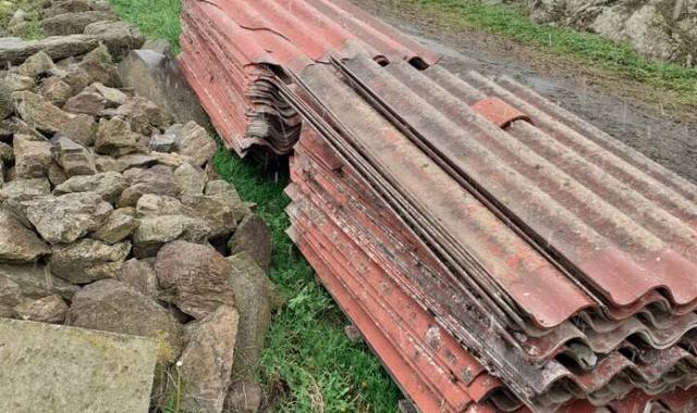 Divers tôles fibroamiante rouges