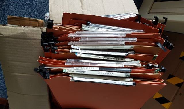 Divers dossiers suspendus pour armoires métalliques