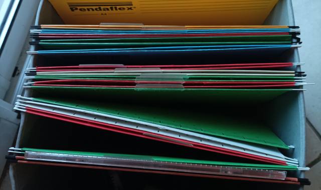 Divers dossiers suspendus (17)