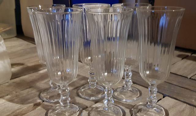 Divers 12 flûtes à champagne