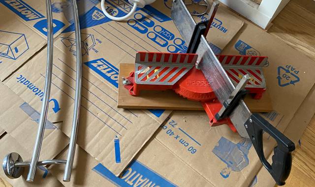 Divers articles salle de bains et scie à onglets