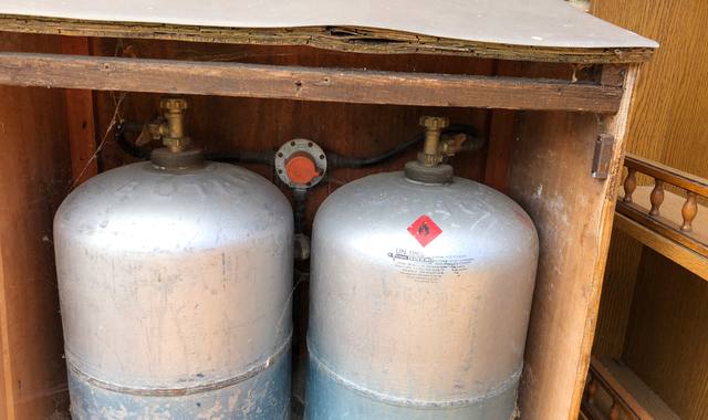 Divers bombonnes de gaz