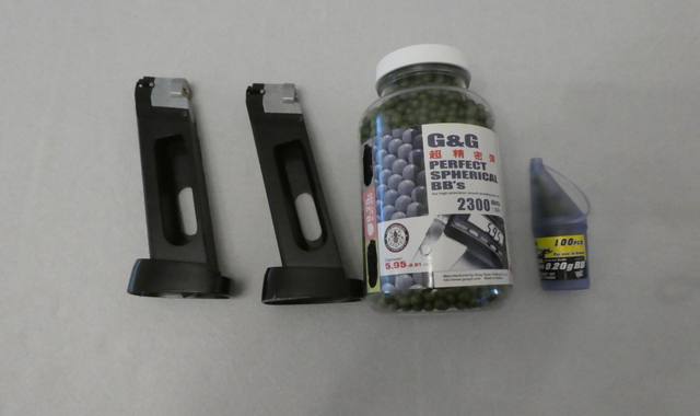 Divers accessoires pour UMAREX P8 Airsoft: 2 chargeurs et pot d'environ 2000 bill