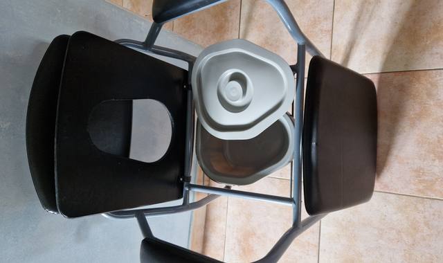 Divers chaise percée incontinence