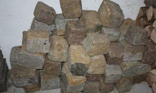 Divers 64 pavés granits