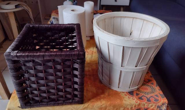 Divers 2 poubelles en bois
