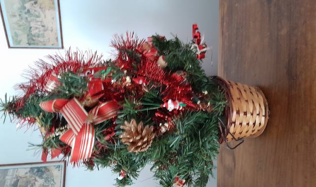 Divers petit sapin de noël en plastique.