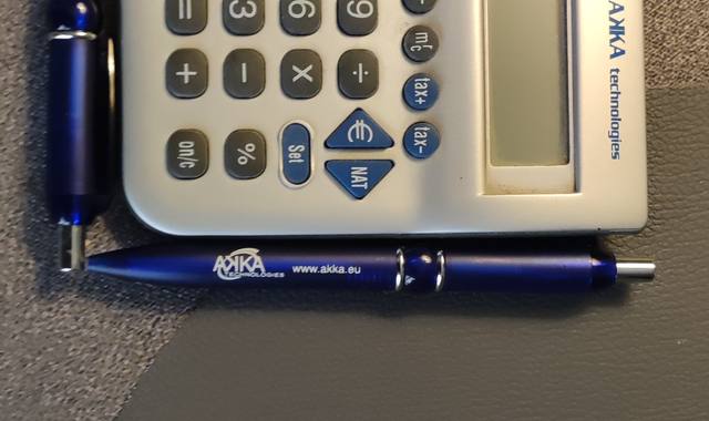 Divers calculette + 2 stylos