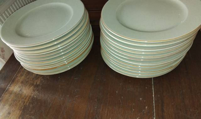 Divers lot de 24 assiettes unies
