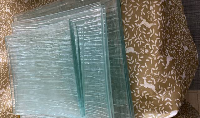 Divers vaisselle avec quelques ustensiles de cuisine