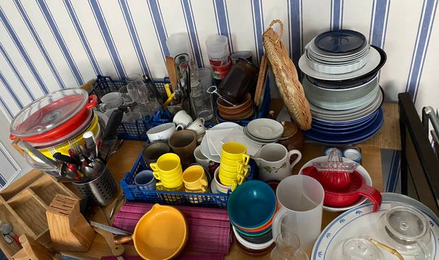 Divers beaucoup de vaisselle couverts linge de maison