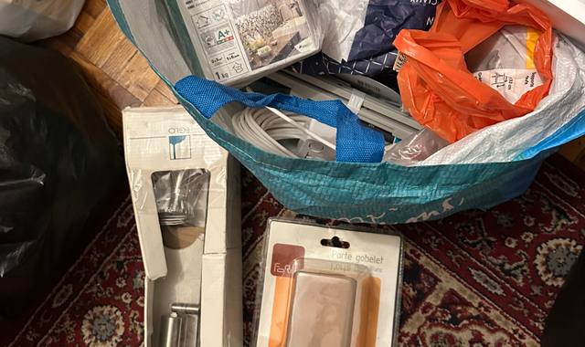 Divers spot lampes, peintures, porte gobelet en verre, joint mur…