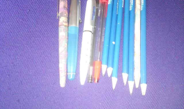 Divers lot de crayons à papier/stylos à bille/stylos plume