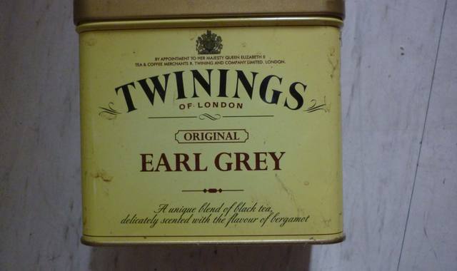 Divers boites de thé jaune vide Earl Grey