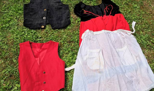 Divers vêtements régionaux folkloriques