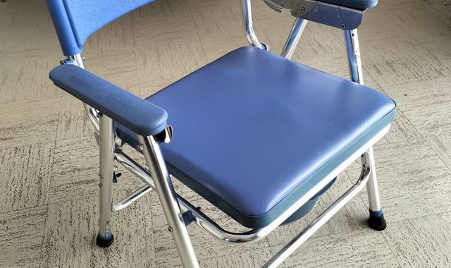 Divers fauteuil salle de bain personne âgée