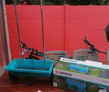 Divers lot pour brocanteur (livres, cd, dvd, bibelots, vaisselles ...)