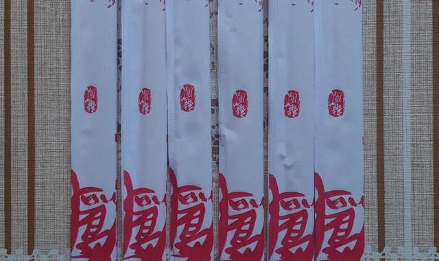 Divers paires de baguettes en bois