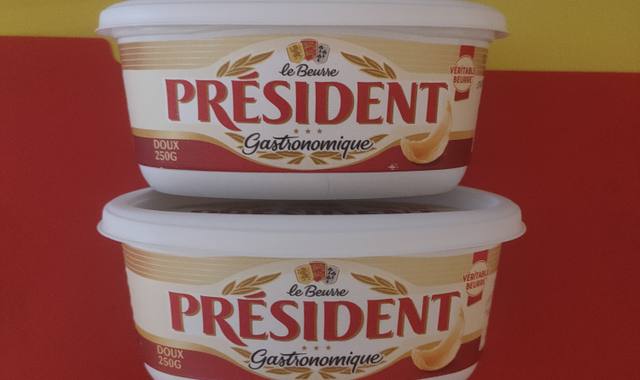 Divers boîtes vides de beurre en plastique résistant