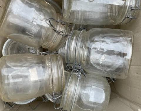 Divers bocaux  marque le parfait, le pratique, différentes tailles;