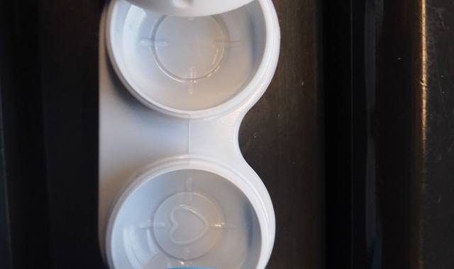 Divers boite de lentilles de contact vide