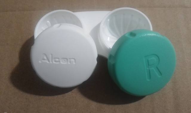 Divers boite verte vide pour lentilles de contact